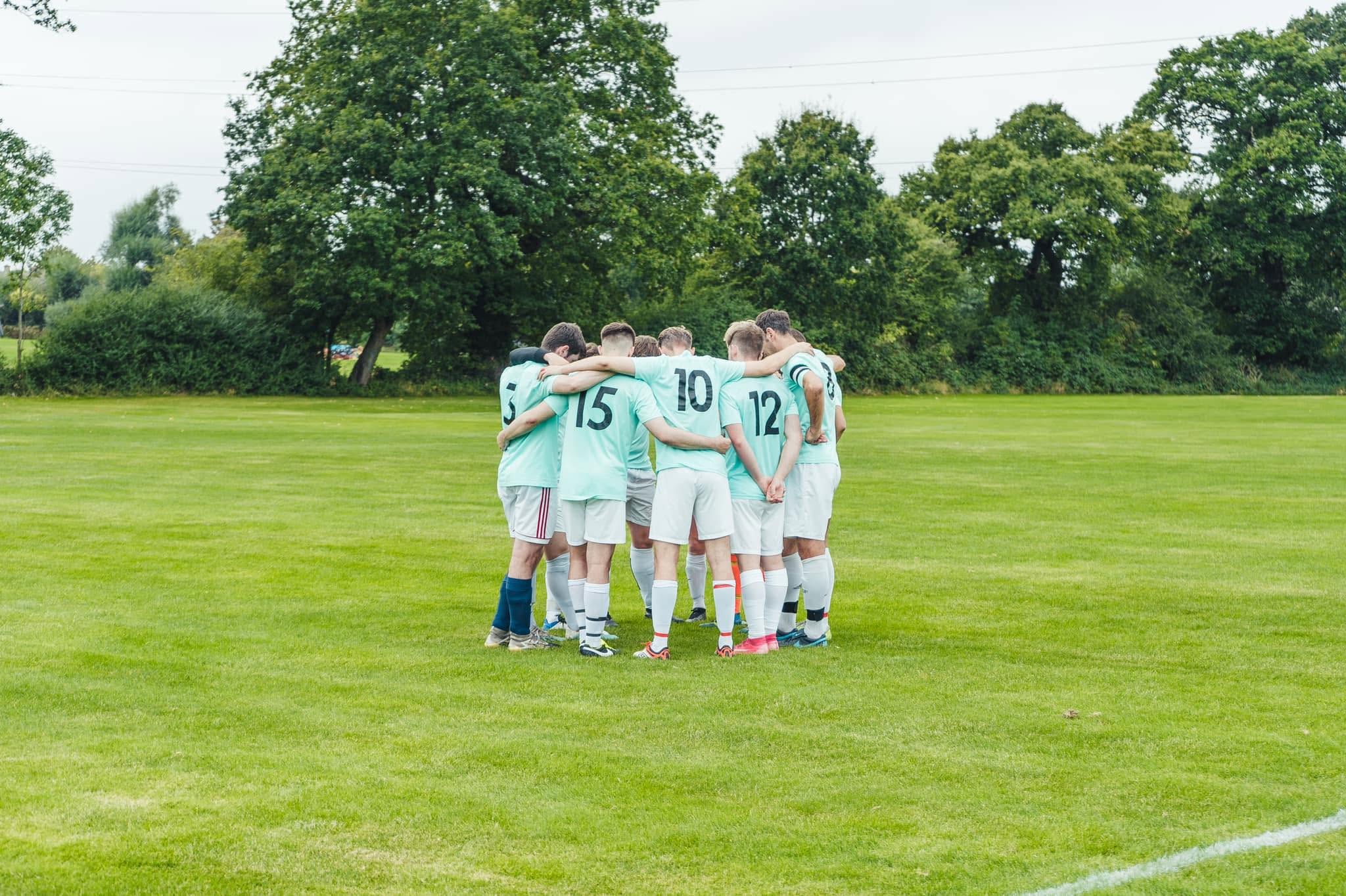 Players huddled together in mint shirts